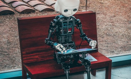 AI_literacy_andrea-de-santis_unsplash