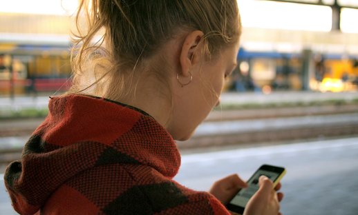 Young_woman_with_phone