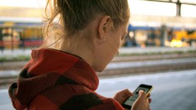 Young_woman_with_phone